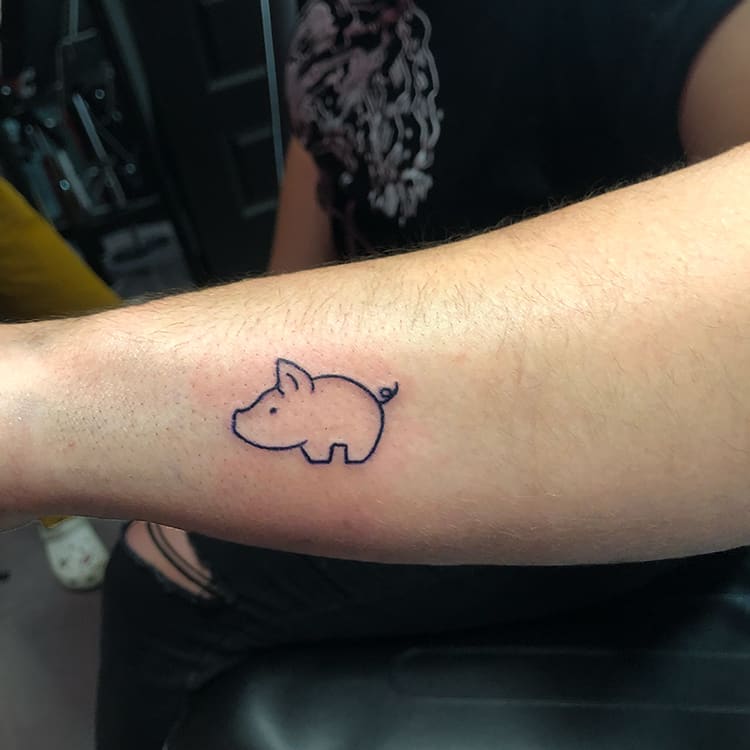 Kleine piggy tattoo op de pols