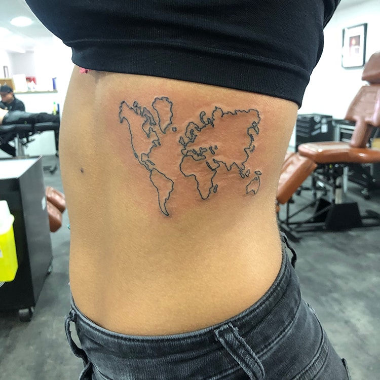 Kleine tattoo voorbeeld wereldkaart zijde