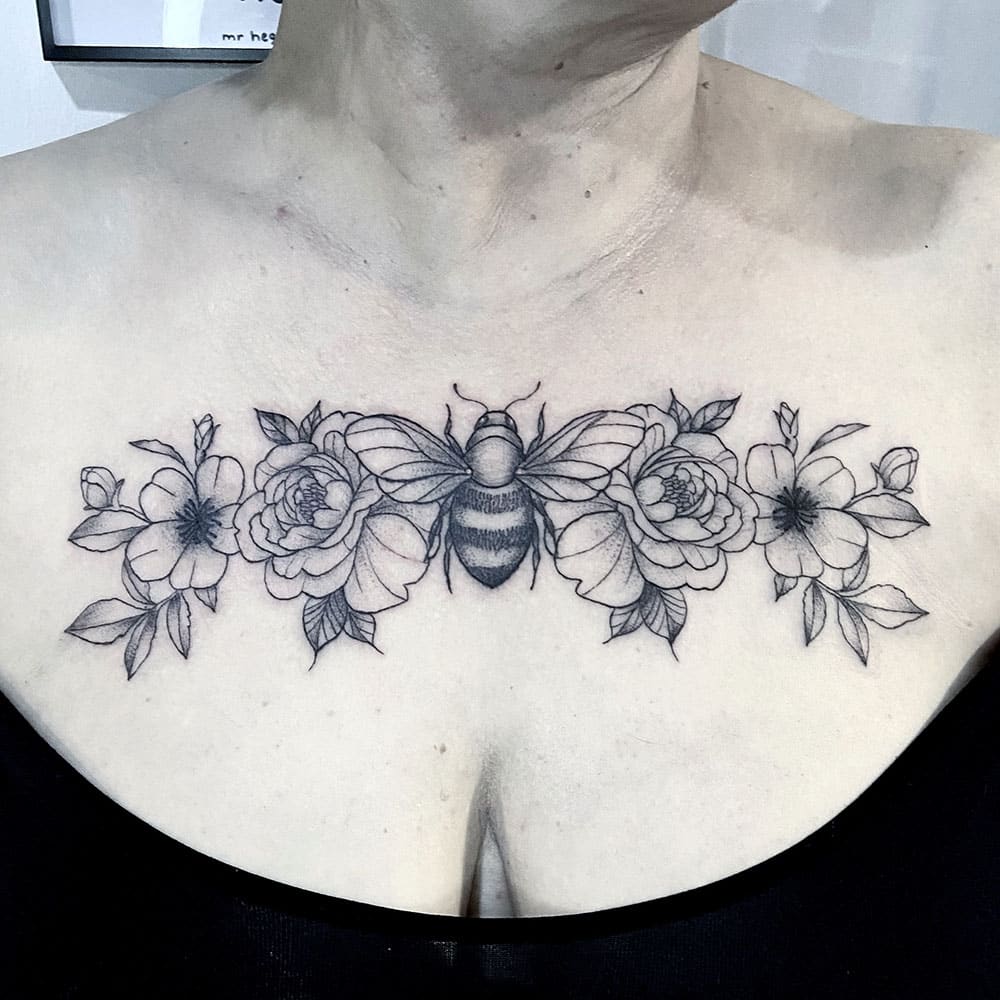 Bij en bloemen borst tattoo Danique
