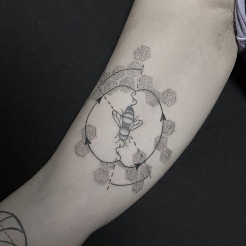 Bijzondere tattoo van een bijen paringsdans