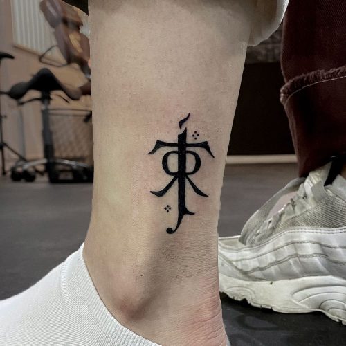 Blackwork JJR Tolkien symbool tattoo
