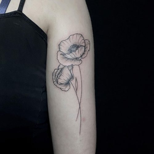 Fineline bloem op de bovenarm