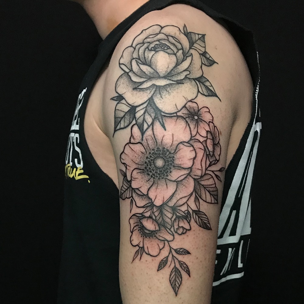 Bloemen met roos tattoo bovenarm