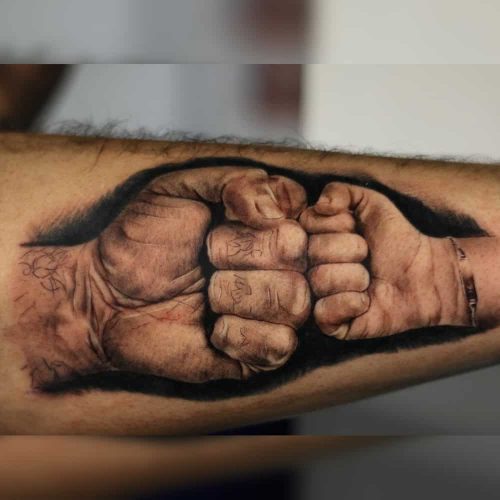 Realistische handen tattoo boks vader en zoon