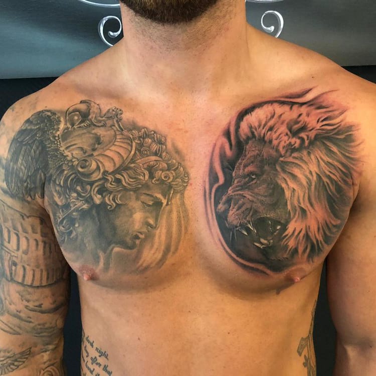 Griekse god en leeuw tattoo op de borst