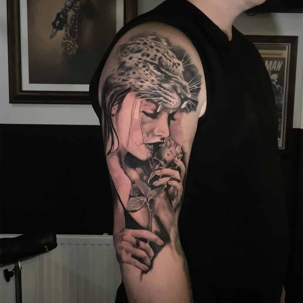 Chicano vrouw portret met luipaard tooi roos tattoo Remko