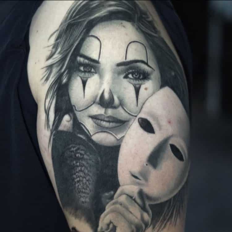 Chicano vrouw portret met masker tattoo Remko