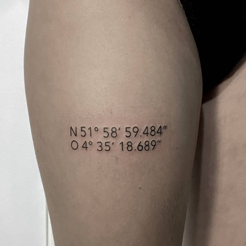 Coördinaten lettering tattoo