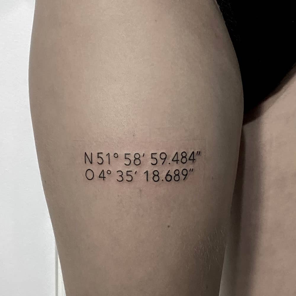 Coördinaten lettering tattoo