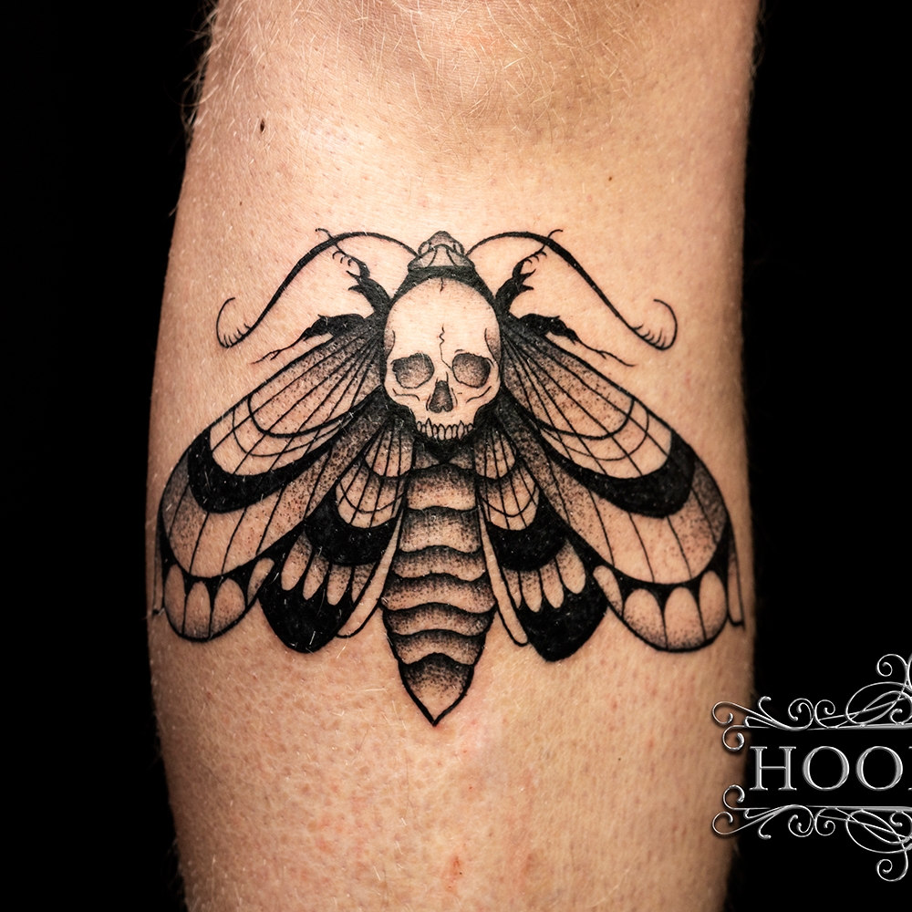 Blackwork doodshoofdvlinder tattoo