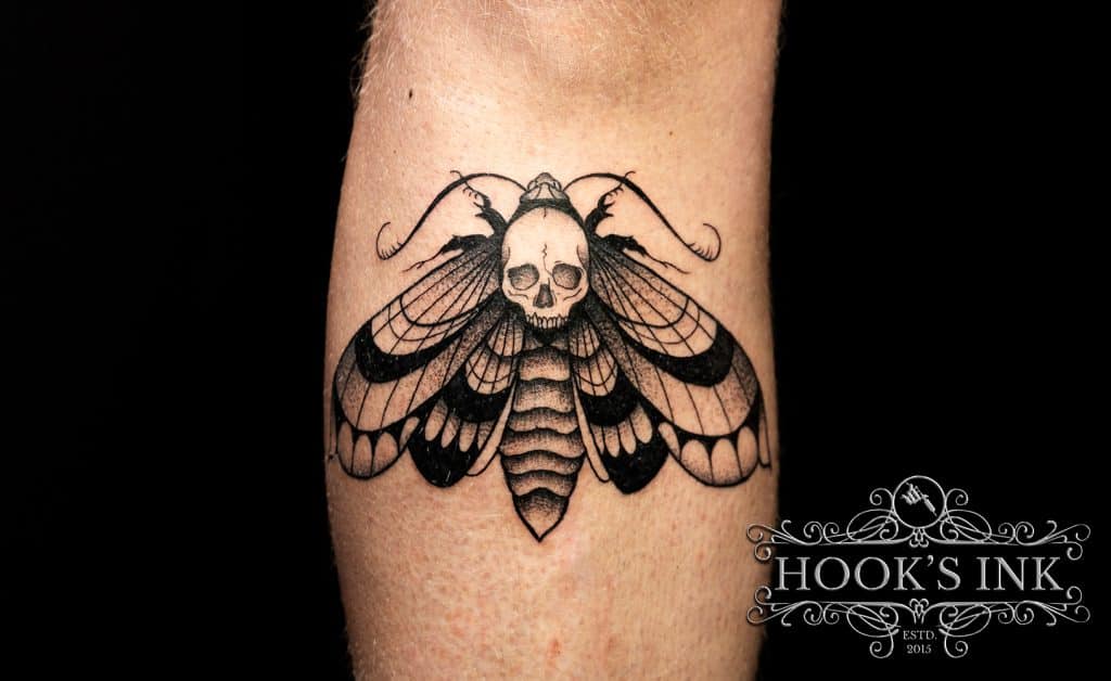 Blackwork doodshoofdvlinder tattoo