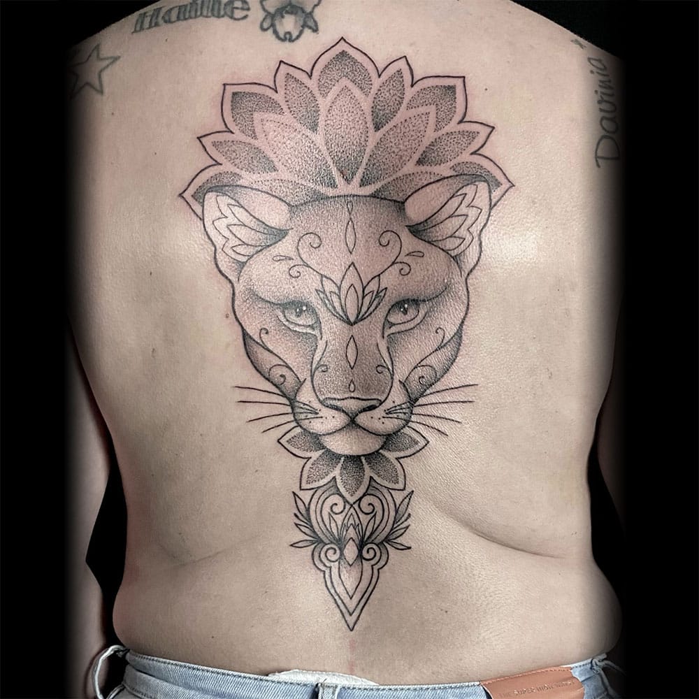 Dotwork backpiece tattoo leeuw met mandala