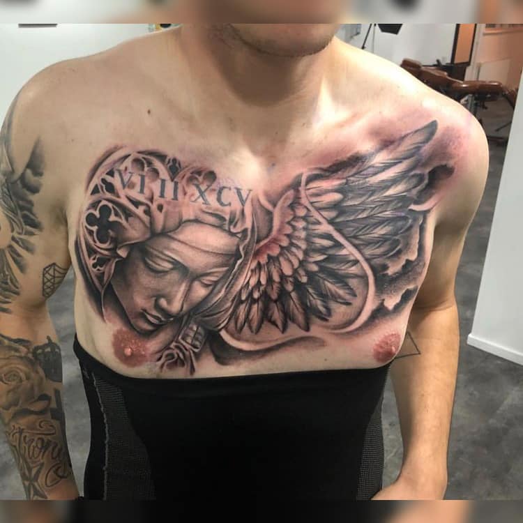 Engel met vleugel tattoo op de borst
