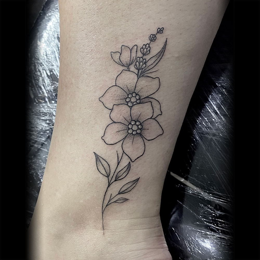 Fijne lijntjes bloemetjes tattoo Danique