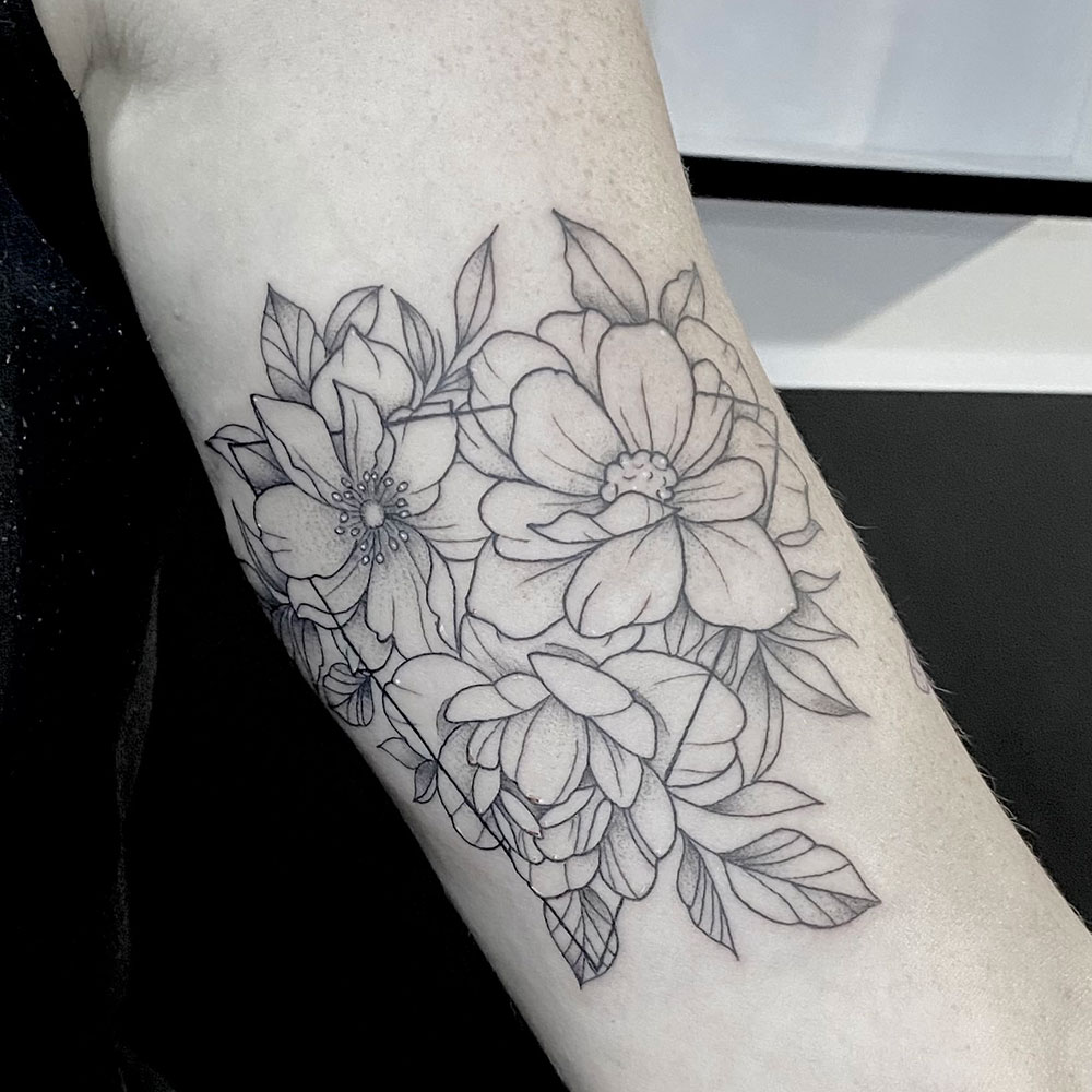 Fineline bloemen driehoek tattoo Danique