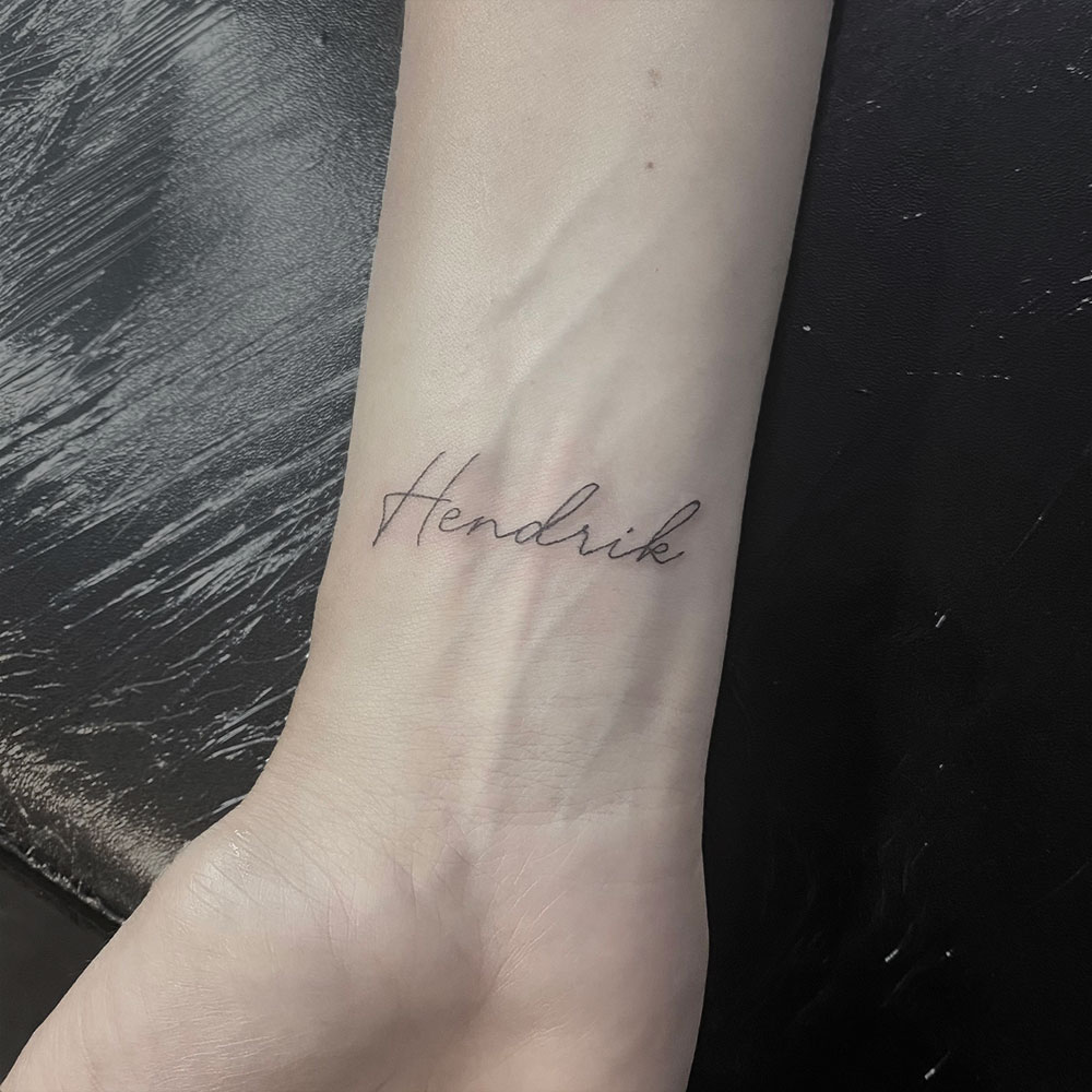 Fineline lettering naam tekst tattoo Danique