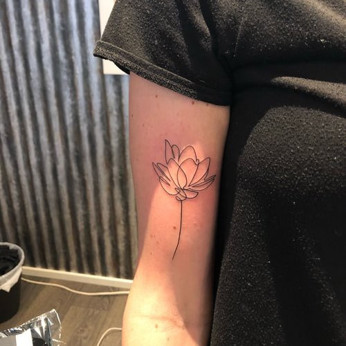 Minimalistische fineline tattoo bloem