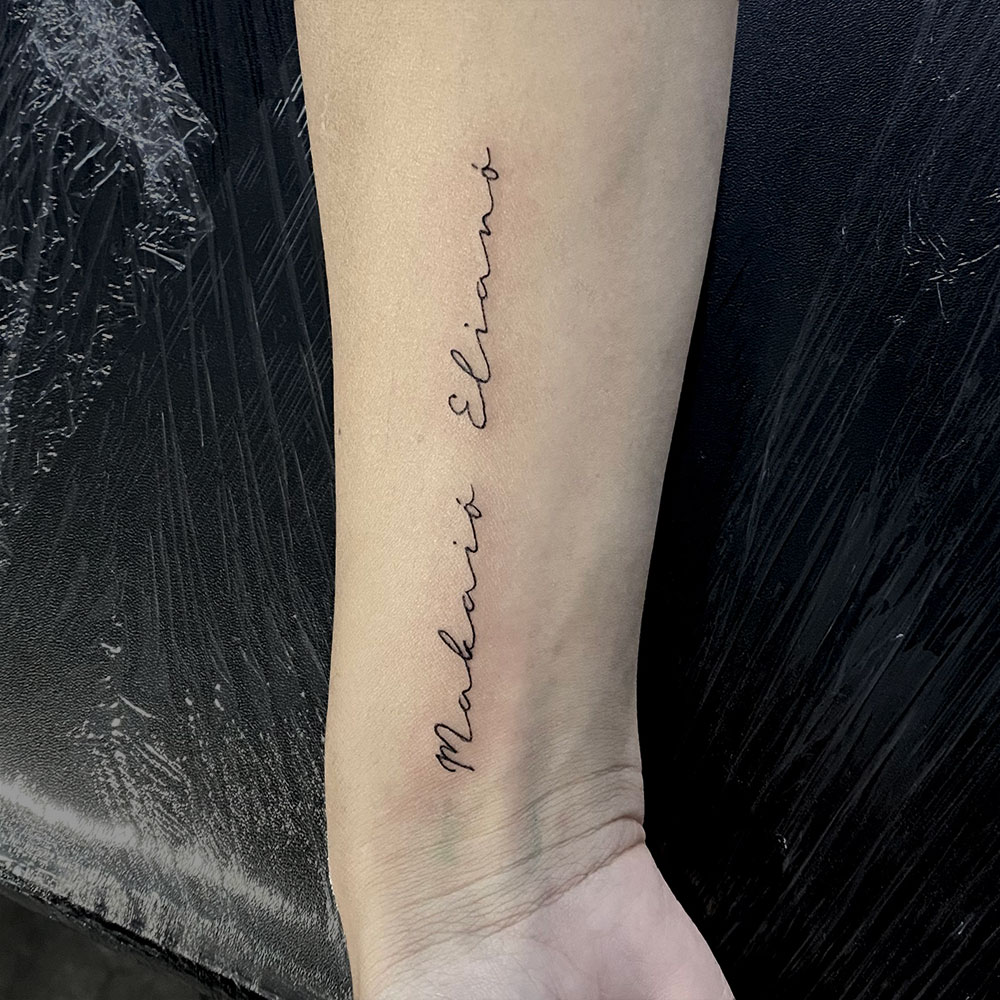 Fineline tekst lettering tatoeage Danique