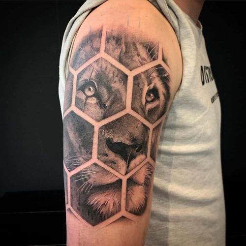 Geometrische leeuw realistische tattoo Guus