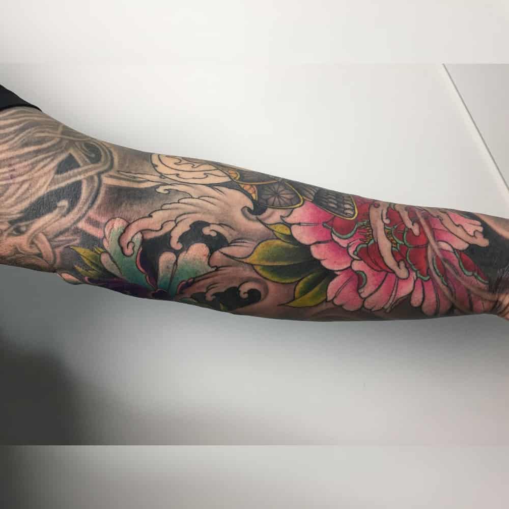 Japanse kleuren tattoo op de onderarm