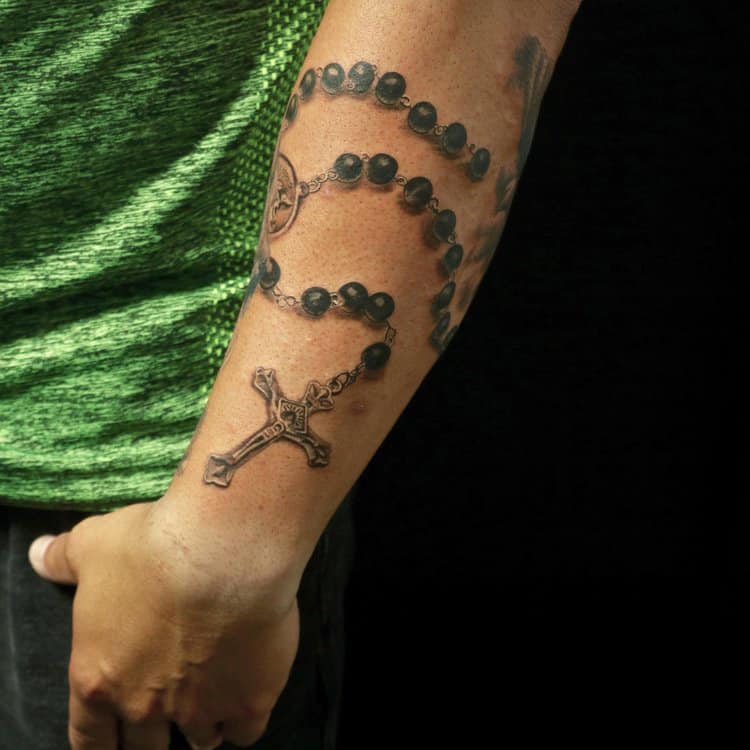 Kralen ketting met kruis tattoo