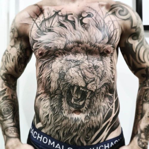 Borst en buik tattoo van leeuw