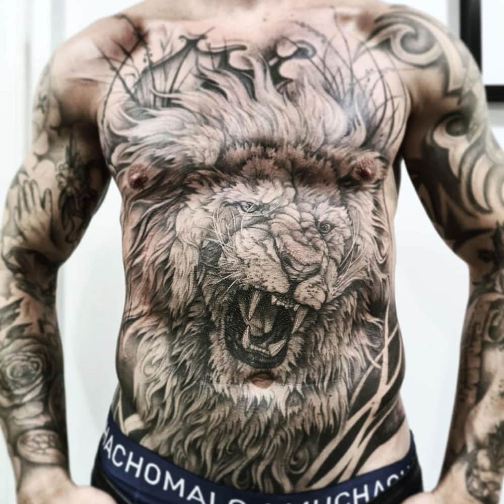 Borst en buik tattoo van leeuw volledige frontpiece tatoeage