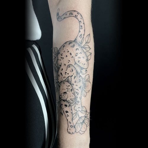 Lijnwerk luipaard met dotwork tattoo