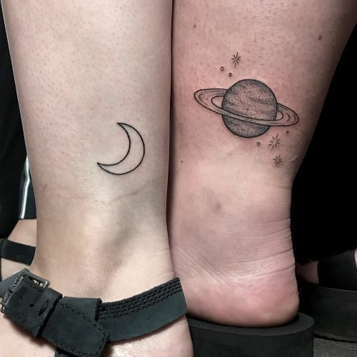 Maantje en planeet tattoo boven de enkels