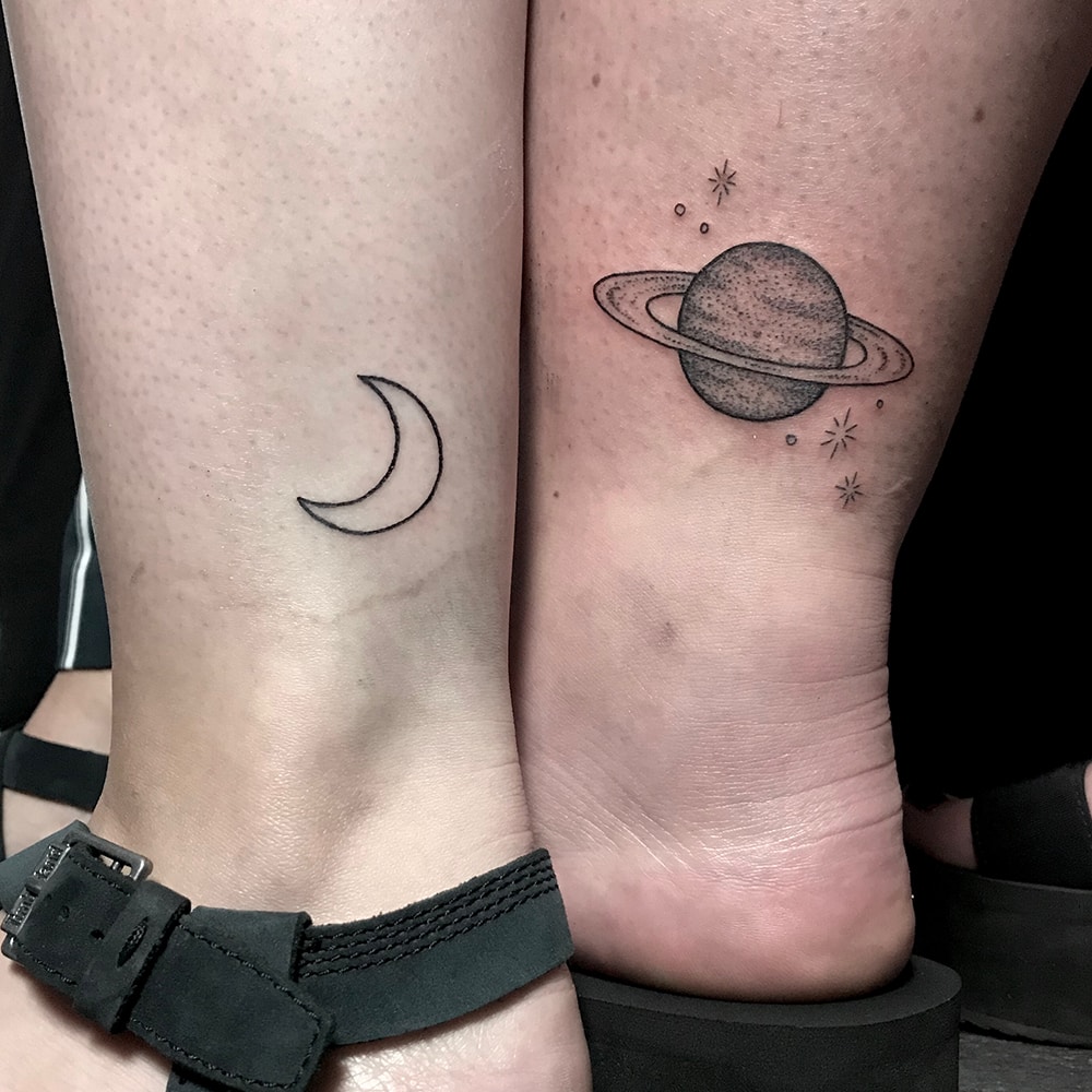 Maan en planeet tattoo