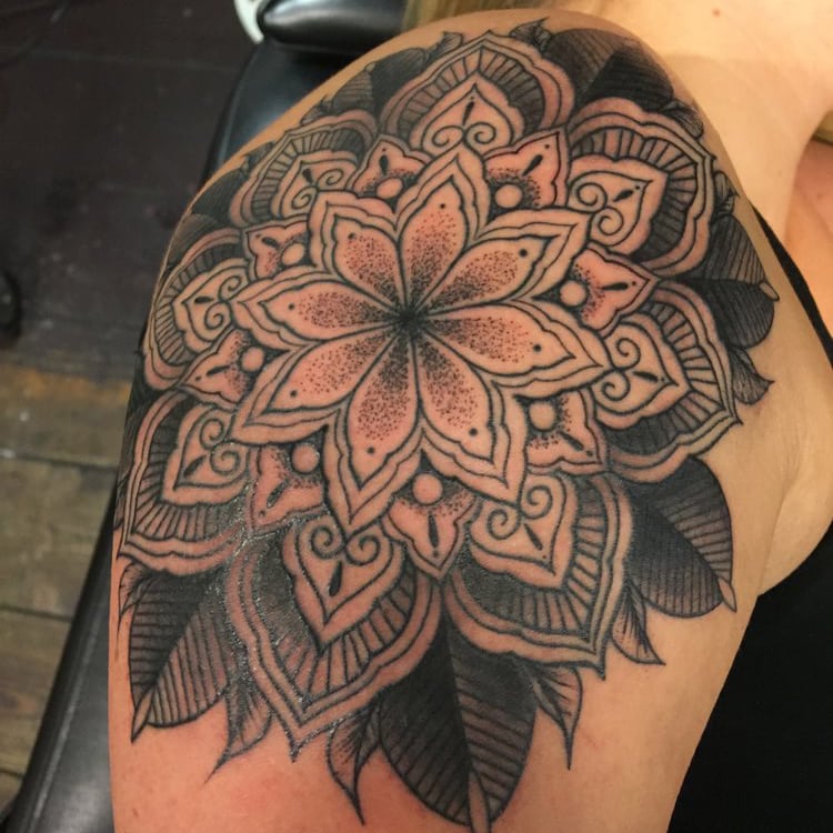 Mandala tattoo op de bovenarm