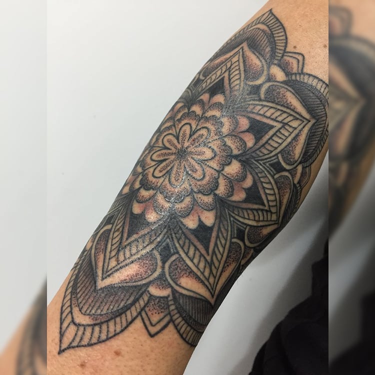 Mandala tattoo bovenarm