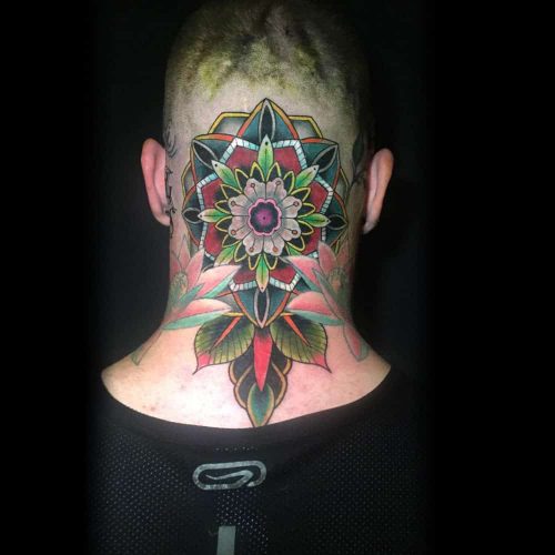 Kleur tattoo mandala op achterhoofd