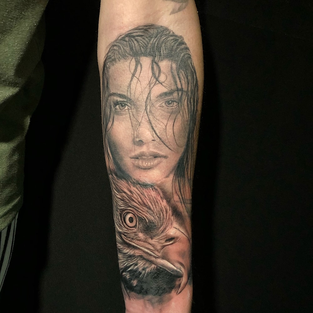 Custom made tattoo portret van vrouw met adelaar