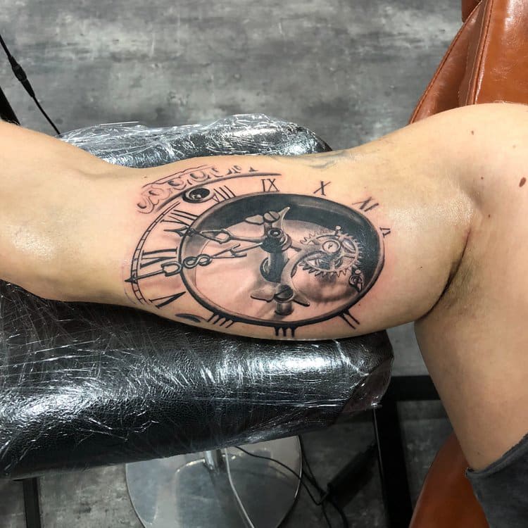 Realistische klok tattoo op de bovenarm