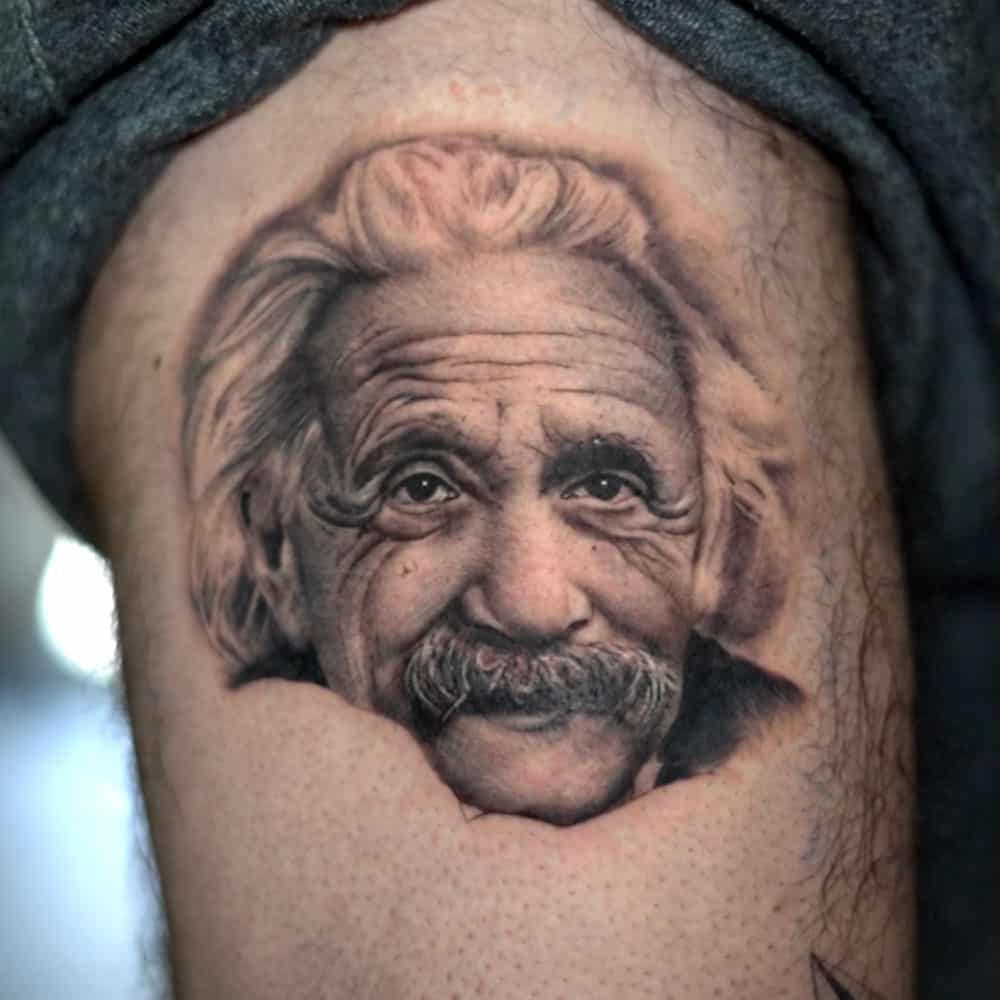 Realistische begin legsleeve portret Albert Einstein tattoo Remko