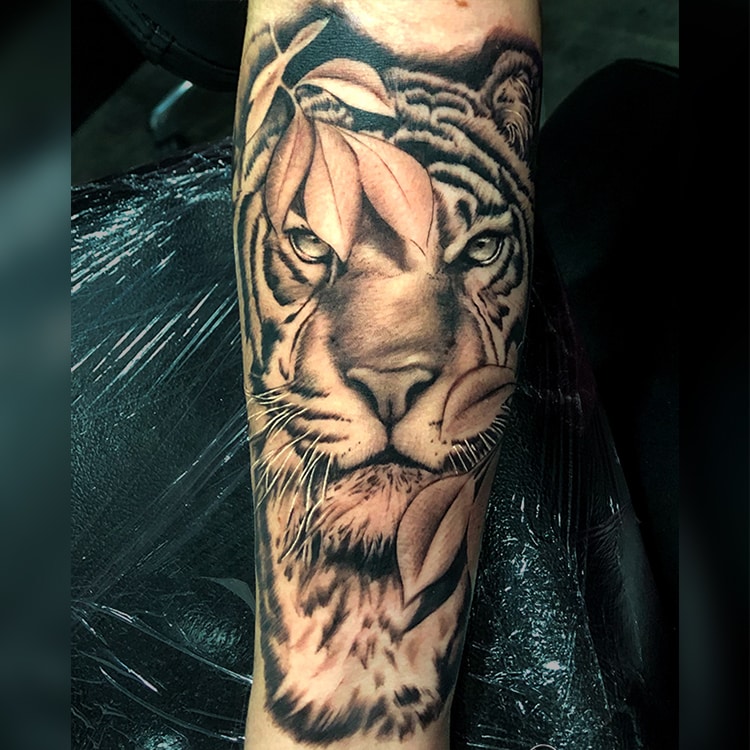 Realistische tijger sleeve tattoo