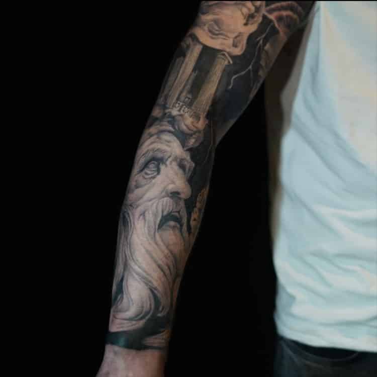 Realistische Zeus Griekse sleeve tattoo Remko