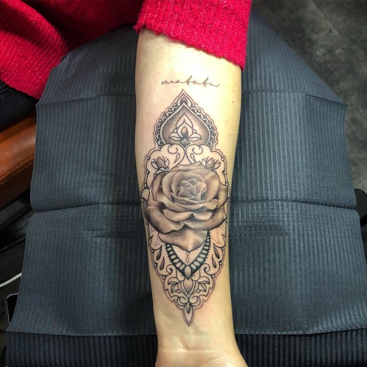 Mandala met roos en fineline lettering tattoo