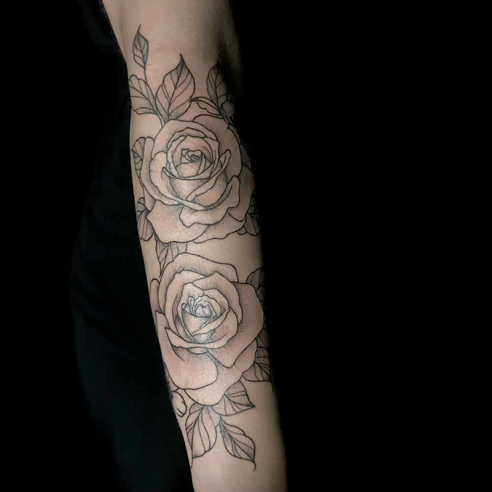 Begin lijnwerk rozen tattoo sleeve