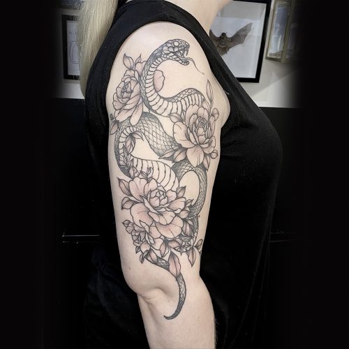 Slang rozen tatoeage