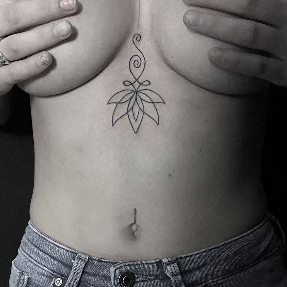Minimalistische unalome fineline underboob tattoo
