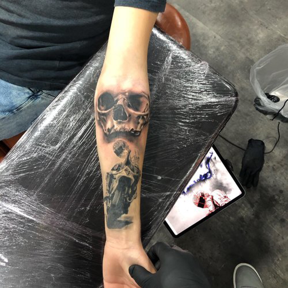 Valentino Rossi tattoo met realistische schedel