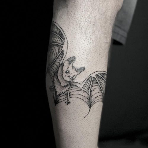 Lijnwerk vleermuis tattoo op de onderarm