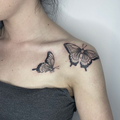 Vrouwelijke tattoo vlinders op schouder