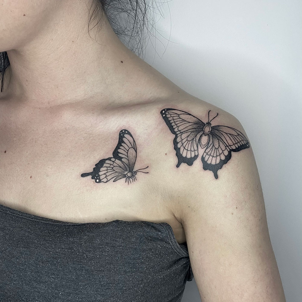 Vrouwelijke tattoo vlinders schouder