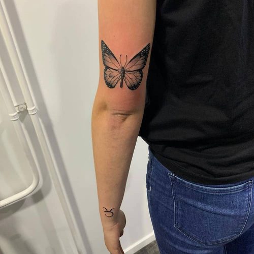 Black & grey vlinder tattoo