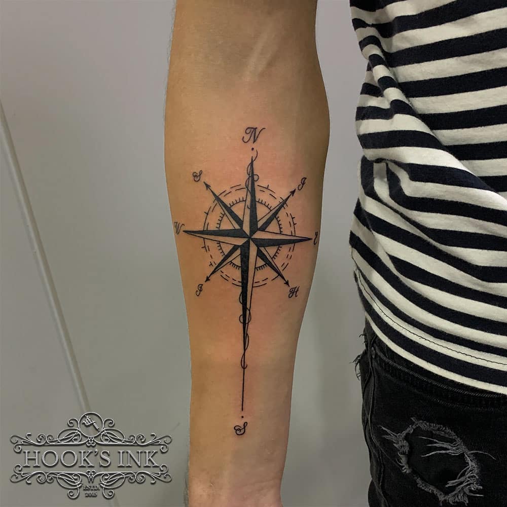 Blackwork kompas tattoo