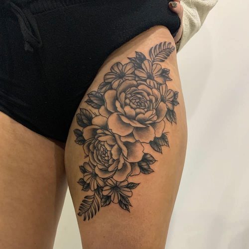 Bloemstuk met rozen tattoo bovenbeen