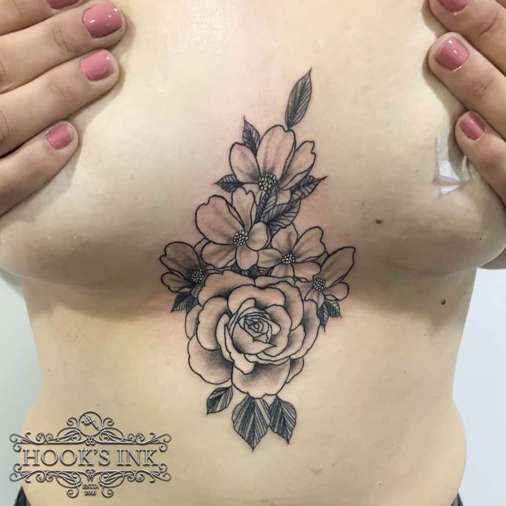Roos met bloemen underboob tattoo